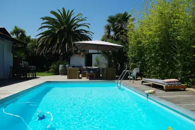 Image de Grande maison basque entre mer et golf.