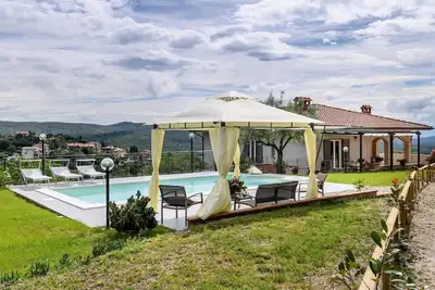 Image de Belle maison Ă Amelia avec cuisine
