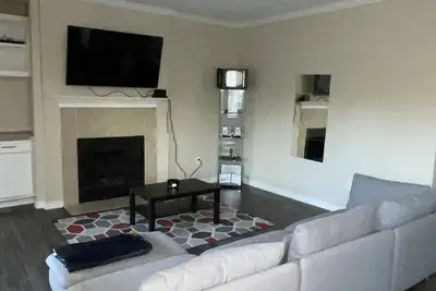 Image de Spacious One Bedroom w Workspace and Patios