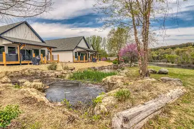 Image de Lakefront, Amazing LakeView, Private Hot Tub!