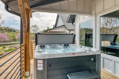 Image de Lakefront, Amazing LakeView, Private Hot Tub!