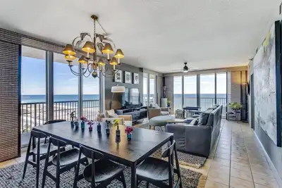 Image de Experience the Wow Factor! What an Awesome View! Large 3/3. Pool! Hot Tub!