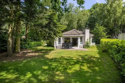 Image de Come and enjoy the beautiful detached bungalows, fully equipped with a spacious kitchen and cozy fireplace