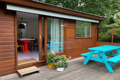 Image de The chalet is an artfully decorated and privately situated chalet located the edge of the Veluwe and a stone's throw from the center of the town of Harderwijk. A perfect combination of \"peace and quiet\".
