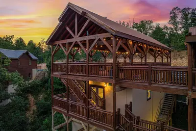 Image de Papa Bears Mountain Lodge - Private Pool, Pavilion, Hot Tub & Game Room!