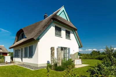 Image de Vacation home \"Nautilus\" with covered loggia and view of RĂĽgen