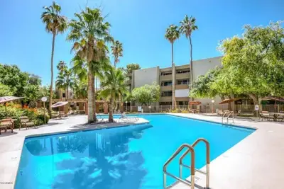 Image de Best Location in Town, Heated Pool, Spa and gym!