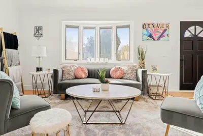 Image de New Colorful Home | Backyard Oasis | City Park