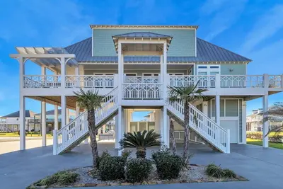 Image de A Wave From It All - Beautiful house, close to the beach with great views!