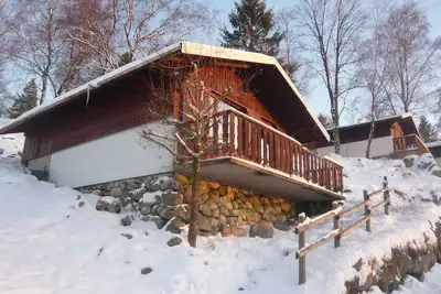 Chalet 'Chalet Les Moraines 8' avec vue sur les montagnes, piscine partagée et terrasse privée.