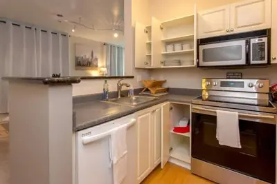 Charming Condo, 99 Walk Score, Free Park, Pool/Spa