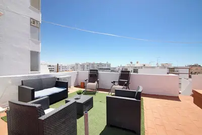 Image de Appartement sur le toit Blue Ocean avec terrasse plein air privée, balcon et Wi-Fi.