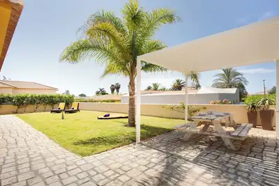 Image de Villa 'Retiro Praia' avec vue sur les montagnes, terrasse privée et Wi-Fi