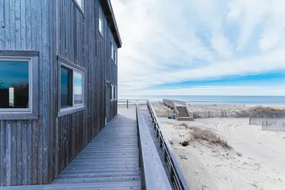 Image de Waterfront home with huge deck, bikes, grill & washer\/dryer - walkable location