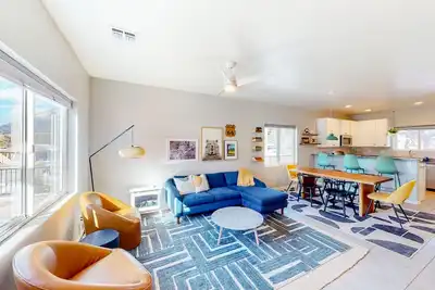 Image de Two-story mountain view retreat with two primary suites & ideal layout