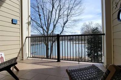 Image de Water view condo w\/ free attraction tickets, a jetted tub, & fireplace