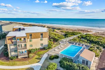 Image de 2nd-floor condo with outdoor pool, beach access, Bbq area, balcony, beach gear