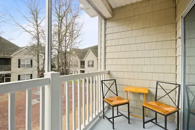 Image de Tasteful condo with a large balcony, washer/dryer, & Ac - pool and grill access