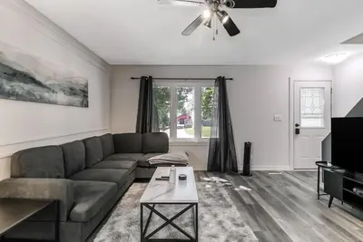 Image de Gorgeous House in Minnow Lake, 10 minutes from dt