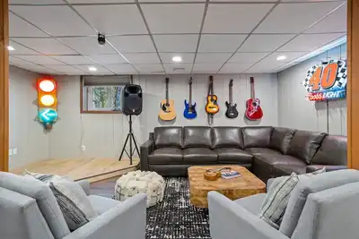 Image de New! ! ! Lake View Honky Tonk- Karaoke and Stage- Hot Tub- Firepit- Bar-Huge Deck!