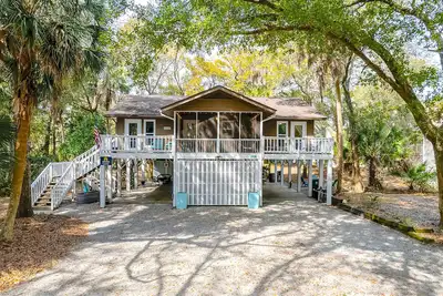 Image de Edisto Beach 4 bedroom house with outdoor shower, grill, & spacious living area
