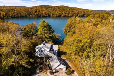 Image de Lakefront Haven with Modern Amenities, Fire Pit, and Stunning Views