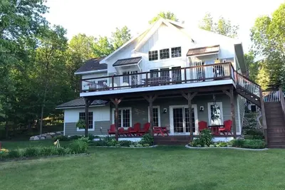 Image de Beautiful lake house with pontoon Included!