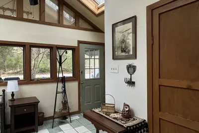 Image de Owl's Nest is a perfect getaway in the woods with lakes nearby. Pet friendly!