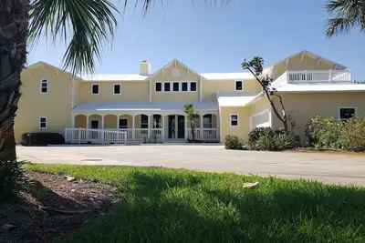 Image de Renovated Spacious Beach House-Steps from the Beach!