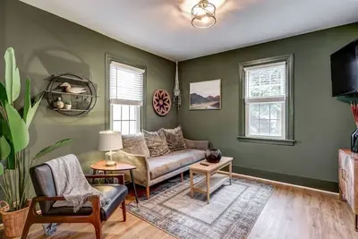 Image de Cozy Dark & Moody Home, New Reno, 10 mins to Lanc!