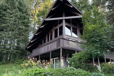 Image de Lakeview Cabin > Unique Mid-Century Tucked in Bluff