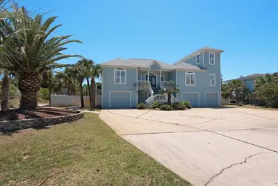 Image de Tranquility 🌴 Huge Pool, Game Room, Sleeps 32, Pet-Friendly, Steps to Beach!