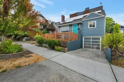 Image de Ballard Birdhouse - 93 Walking Score/Garage/Ac