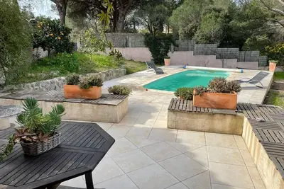 maison avec piscine privée au calme