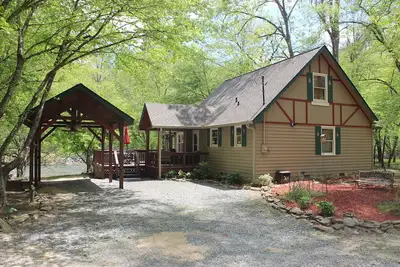 Image de Cozy cabin right on Coosawatee River with Hot Tub near Hiking and Wineries