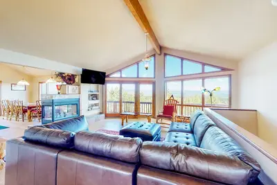 Image de Gorgeous home with a stunning lake & mountain view, deck & gas fireplace