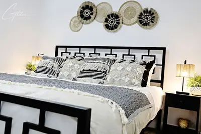 Image de King Bed|Disney+|Long Stays|Garage|Airport