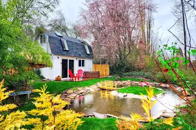 Image de City paradise, cottage w/ hot tub, king bed, nature