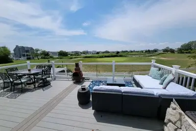 Image de Hot Tub & Bicycles - Walking distance to the Beach, bay, restaurants, & shopping