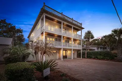 Image de Newly renovated 2023 with private pool and just steps to the beach.
