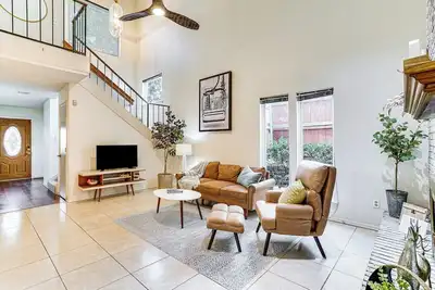 Image de 4 Mi to At&T Stadium: Townhome in Fort Worth