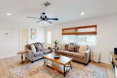 Image de Welcoming stay near the beach with a large deck, washer/dryer, and central Ac