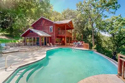 Image de Stunning lakefront home with guesthouse, private infinity pool, sauna & firepit