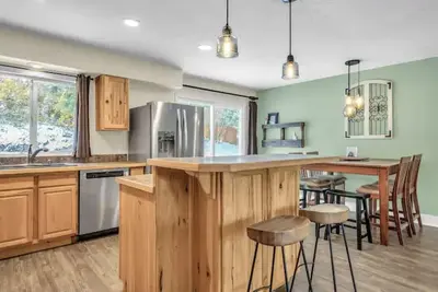 Image de Relaxing home with hot tub - close to downtown