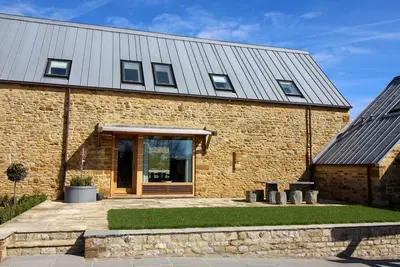 Image de Beautifully presented Cotswold holiday cottage with a hot tub - Walnut Barn