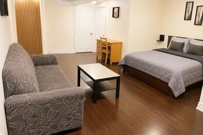 Image de Affordable Spacious Private Suite| Ensuite Bath | Free Parking | Pearson Airport