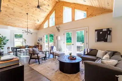 Image de Modern Chalet w\/ Firepit, Bbq, Fast Wi-Fi, Deck
