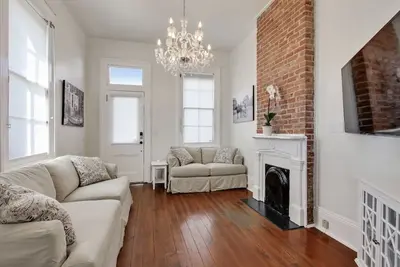 Image de Charming Home w/ Jacuzzi / Near Attractions