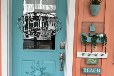 Image de Steps to the pool and short drive to the beach!