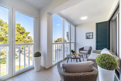 Image de Seaside Retreat with Terrace- Fully Renewed Modern Apartment steps from the Sea!